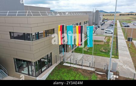 AMT Wachsenburg, Germania. 13 settembre 2024. Una nuova sala di produzione presso Marquardt Systronics GmbH il giorno della sua inaugurazione. Il fornitore automobilistico produce sistemi di gestione delle batterie in Turingia. (Foto scattata con un drone) credito: Martin Schutt/dpa/Alamy Live News Foto Stock