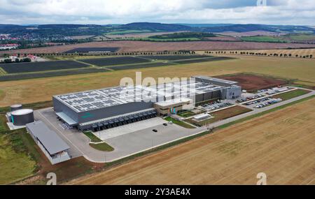 AMT Wachsenburg, Germania. 13 settembre 2024. Una nuova sala di produzione presso Marquardt Systronics GmbH il giorno della sua inaugurazione. Il fornitore automobilistico produce sistemi di gestione delle batterie in Turingia. (Foto scattata con un drone) credito: Martin Schutt/dpa/Alamy Live News Foto Stock