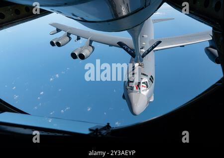 Un B-52 Stratofortress del 5th Bomb Wing, Minot Air Force base, North Dakota, riceve carburante da un KC-135 Stratotanker dal 100th Air Refuelin Foto Stock