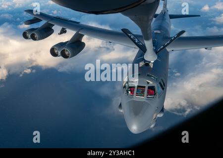 Un B-52 Stratofortress della U.S. Air Force dal 5th Bomb Wing, Minot Air Force base, North Dakota, si avvicina ad un KC-135 Stratotanker dal 100th Air R Foto Stock