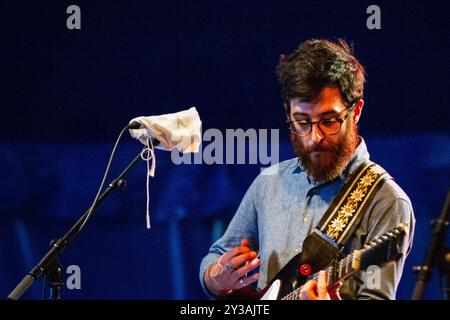 WOODS, CONCERTO, GREEN MAN FESTIVAL 2013: Jeremy Earl della band americana Woods suona dal vivo sul far Out Stage al Green Man Festival 2013 a Glanusk Park, Brecon, Galles, agosto 2013. Foto: Rob Watkins. INFO: Woods è un gruppo musicale indie folk-rock statunitense noto per il loro suono lo-fi e psichedelico. Mescolando melodie folk con strumentazione sperimentale e testi introspettivi, la loro musica esplora spesso temi della natura, della spiritualità e della riflessione personale, creando un'atmosfera da sogno e nostalgica. Foto Stock