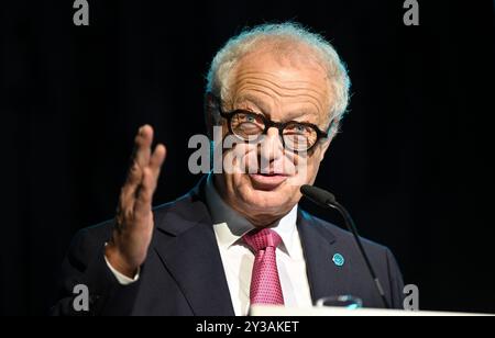 AMT Wachsenburg, Germania. 13 settembre 2024. Harald Marquardt, CEO del gruppo Marquardt, interviene durante l'inaugurazione di una nuova sala di produzione presso Marquardt Systronics GmbH. Il fornitore automobilistico produce sistemi di gestione delle batterie in Turingia. Crediti: Martin Schutt/dpa/Alamy Live News Foto Stock