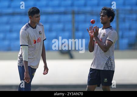 Nahid Rana e Hasan Mahmud durante la sessione di allenamento della squadra Bangladesh test alle SBNCS sotto gli allenatori locali prima delle due serie Match test contro Foto Stock