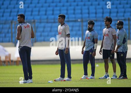 (Da sinistra) Pacer Shariful Islam, Nahid Rana, Rejaur Rahman Raja, Hasan Mahmud e l'allenatore di bowling locale Tarek Aziz durante la pratica della squadra di test del Bangladesh Foto Stock