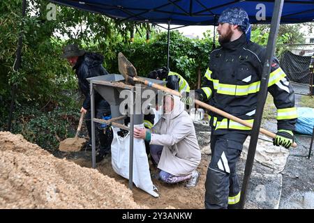 Brno, Repubblica Ceca. 13 settembre 2024. I vigili del fuoco nel distretto di Brno di Obrany preparano sacchi di sabbia per i cittadini a causa delle inondazioni imminenti, il 13 settembre 2024 a Brno, Repubblica Ceca. Crediti: Vaclav Salek/CTK Photo/Alamy Live News Foto Stock