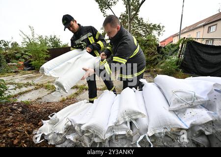 Brno, Repubblica Ceca. 13 settembre 2024. I vigili del fuoco nel distretto di Brno di Obrany preparano sacchi di sabbia a causa delle inondazioni imminenti, il 13 settembre 2024, a Brno, Repubblica Ceca. Crediti: Vaclav Salek/CTK Photo/Alamy Live News Foto Stock