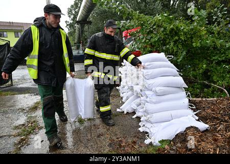 Brno, Repubblica Ceca. 13 settembre 2024. I vigili del fuoco nel distretto di Brno di Obrany preparano sacchi di sabbia per i cittadini a causa delle inondazioni imminenti, il 13 settembre 2024 a Brno, Repubblica Ceca. Crediti: Vaclav Salek/CTK Photo/Alamy Live News Foto Stock