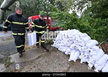 Brno, Repubblica Ceca. 13 settembre 2024. I vigili del fuoco nel distretto di Brno di Obrany preparano sacchi di sabbia per i cittadini a causa delle inondazioni imminenti, il 13 settembre 2024 a Brno, Repubblica Ceca. Crediti: Vaclav Salek/CTK Photo/Alamy Live News Foto Stock
