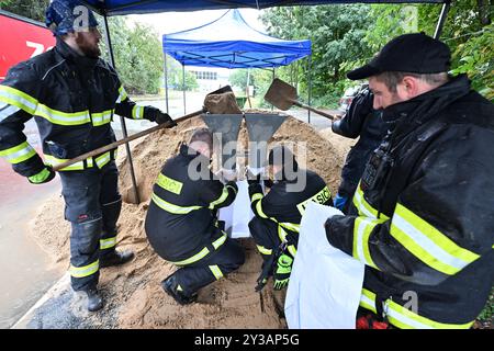Brno, Repubblica Ceca. 13 settembre 2024. I vigili del fuoco nel distretto di Brno di Obrany preparano sacchi di sabbia per i cittadini a causa delle inondazioni imminenti, il 13 settembre 2024 a Brno, Repubblica Ceca. Crediti: Vaclav Salek/CTK Photo/Alamy Live News Foto Stock