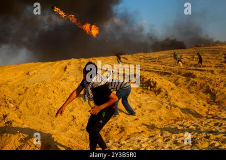 10 palestinesi su una flottiglia di dozzine di navi navali lanciate dalla città di Gaza sono stati feriti dal fuoco della marina israeliana dopo essersi avvicinati al confine marittimo al largo della costa di Gaza. Decine di manifestanti palestinesi sono stati feriti anche da colpi di arma da fuoco israeliani e gas lacrimogeni durante una manifestazione sulla costa vicino a Gaza City. L'evento è stato organizzato dall'alta Commissione Nazionale della grande marcia del ritorno e della rottura dell'assedio di Gaza, che è stato tentato di rompere il blocco di undici anni dell'enclave palestinese. La flottiglia partì dal porto di Gaza dirigendosi verso le acque israeliane. Alcuni di Foto Stock