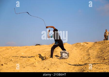 10 palestinesi su una flottiglia di dozzine di navi navali lanciate dalla città di Gaza sono stati feriti dal fuoco della marina israeliana dopo essersi avvicinati al confine marittimo al largo della costa di Gaza. Decine di manifestanti palestinesi sono stati feriti anche da colpi di arma da fuoco israeliani e gas lacrimogeni durante una manifestazione sulla costa vicino a Gaza City. L'evento è stato organizzato dall'alta Commissione Nazionale della grande marcia del ritorno e della rottura dell'assedio di Gaza, che è stato tentato di rompere il blocco di undici anni dell'enclave palestinese. La flottiglia partì dal porto di Gaza dirigendosi verso le acque israeliane. Alcuni di Foto Stock