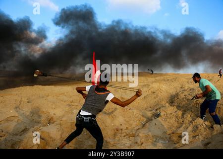 10 palestinesi su una flottiglia di dozzine di navi navali lanciate dalla città di Gaza sono stati feriti dal fuoco della marina israeliana dopo essersi avvicinati al confine marittimo al largo della costa di Gaza. Decine di manifestanti palestinesi sono stati feriti anche da colpi di arma da fuoco israeliani e gas lacrimogeni durante una manifestazione sulla costa vicino a Gaza City. L'evento è stato organizzato dall'alta Commissione Nazionale della grande marcia del ritorno e della rottura dell'assedio di Gaza, che è stato tentato di rompere il blocco di undici anni dell'enclave palestinese. La flottiglia partì dal porto di Gaza dirigendosi verso le acque israeliane. Alcuni di Foto Stock