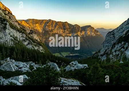 Una meravigliosa escursione di fine estate attraverso il paesaggio alpino di Berchtesgaden fino al Ghiacciaio Blu - Berchtesgaden - Baviera - Germania Foto Stock