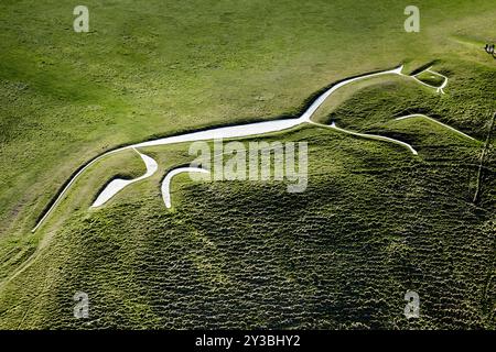 Una splendida vista aerea del Cavallo bianco di Uffington, un'antica figura della collina di gesso nella campagna inglese. Foto Stock