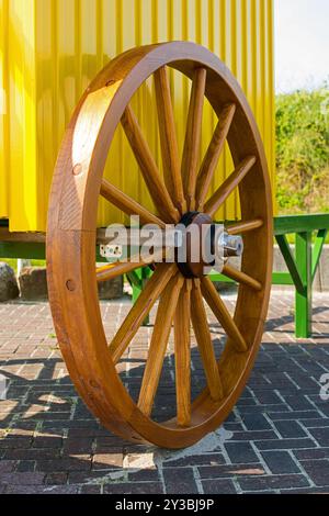 Ruota a raggi in legno dello spogliatoio mobile Foto Stock