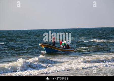 10 palestinesi su una flottiglia di dozzine di navi navali lanciate dalla città di Gaza sono stati feriti dal fuoco della marina israeliana dopo essersi avvicinati al confine marittimo al largo della costa di Gaza. Decine di manifestanti palestinesi sono stati feriti anche da colpi di arma da fuoco israeliani e gas lacrimogeni durante una manifestazione sulla costa vicino a Gaza City. L'evento è stato organizzato dall'alta Commissione Nazionale della grande marcia del ritorno e della rottura dell'assedio di Gaza, che è stato tentato di rompere il blocco di undici anni dell'enclave palestinese. La flottiglia partì dal porto di Gaza dirigendosi verso le acque israeliane. Alcuni di Foto Stock