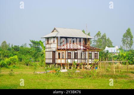 Case in legno e stagno, casa tradizionale del Bangladesh, case di villaggio in Bangladesh, zona rurale, Dacca, Bangladesh (12-02-2024) Foto Stock