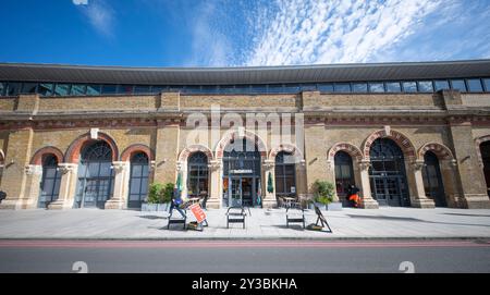 13 settembre 2024. St Thomas Street a Southwark, Londra, con un rivenditore di generi alimentari negli archi ferroviari alla stazione di London Bridge. Foto Stock