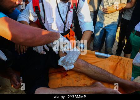 10 palestinesi su una flottiglia di dozzine di navi navali lanciate dalla città di Gaza sono stati feriti dal fuoco della marina israeliana dopo essersi avvicinati al confine marittimo al largo della costa di Gaza. Decine di manifestanti palestinesi sono stati feriti anche da colpi di arma da fuoco israeliani e gas lacrimogeni durante una manifestazione sulla costa vicino a Gaza City. L'evento è stato organizzato dall'alta Commissione Nazionale della grande marcia del ritorno e della rottura dell'assedio di Gaza, che è stato tentato di rompere il blocco di undici anni dell'enclave palestinese. La flottiglia partì dal porto di Gaza dirigendosi verso le acque israeliane. Alcuni di Foto Stock