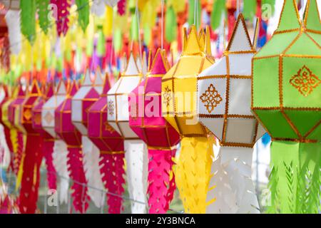 Decorazioni di lampade a lanterna multicolore in carta nel Festival Yee Peng decorate intorno al centro di Chiang mai. Festival nel nord della Thailandia. Foto Stock