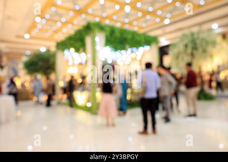 Sfocatura oggetto sfondo di una festa di nozze indonesiana nella grande sala Foto Stock