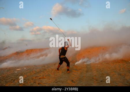 10 palestinesi su una flottiglia di dozzine di navi navali lanciate dalla città di Gaza sono stati feriti dal fuoco della marina israeliana dopo essersi avvicinati al confine marittimo al largo della costa di Gaza. Decine di manifestanti palestinesi sono stati feriti anche da colpi di arma da fuoco israeliani e gas lacrimogeni durante una manifestazione sulla costa vicino a Gaza City. L'evento è stato organizzato dall'alta Commissione Nazionale della grande marcia del ritorno e della rottura dell'assedio di Gaza, che è stato tentato di rompere il blocco di undici anni dell'enclave palestinese. La flottiglia partì dal porto di Gaza dirigendosi verso le acque israeliane. Alcuni di Foto Stock