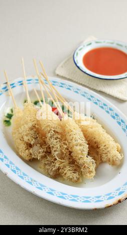 Cilor o Telor Gulung, Street food dall'Indonesia, Tapioca Balls Egg Rolled on Skewers, snack a buon mercato Foto Stock