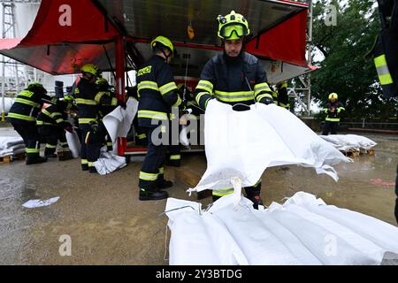 Praga, Repubblica Ceca. 13 settembre 2024. I vigili del fuoco riempiono sacchi di sabbia su una macchina automatica Power-Sandking a causa delle inondazioni imminenti sull'isola di Rohan a Praga, Repubblica Ceca, il 13 settembre 2024. Credito: Michal Kamaryt/CTK Photo/Alamy Live News Foto Stock