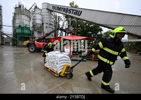 Praga, Repubblica Ceca. 13 settembre 2024. I vigili del fuoco riempiono sacchi di sabbia su una macchina automatica Power-Sandking a causa delle inondazioni imminenti sull'isola di Rohan a Praga, Repubblica Ceca, il 13 settembre 2024. Credito: Michal Kamaryt/CTK Photo/Alamy Live News Foto Stock