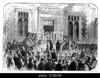 Inquilini del conte di Bandon che presentano un dono a suo figlio, Lord Bernard, 1871. Festeggiamenti in Irlanda, '...in occasione del giusto On. James Francis Bernard, Visconte Bernard, il figlio maggiore ed erede del Conte di Bandon, arrivando all'età di ventuno anni... la nostra illustrazione rappresenta... la presentazione alla sua Signoria, alla porta d'ingresso del Castello Bernard, di un bel regalo di piatto d'argento, che gli inquilini e i vicini di suo padre hanno sottoscritto per dargli, con un indirizzo di congratulazioni. Si riunirono... al numero di quattro o cinquecento, e... Furono accolti dal conte di Bandon, Foto Stock