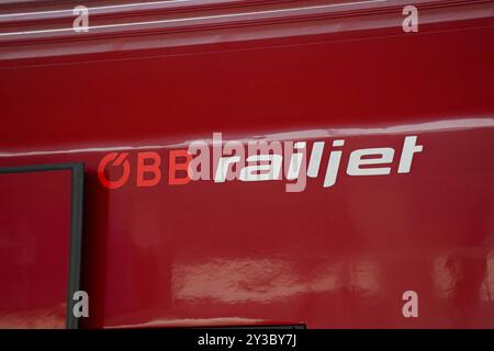 ÖBB, Railjet, Hochgeschwindigkeitszug, Österreichische Bundesbahnen, Zugverkehr, Fernverkehr, Bahnreisen, Mobilität, umweltfreundlich, nachhaltiger Verkehr, Europa, Bahnnetz, International, CO2-Reduktion, Klimaschutz, Verkehrswende, Energiewende, alternative Mobilität, Infrastruktur, Streckenausbau, Bahnstreik, Fahrgastrechte, Ticketpreise, Bahnkomfort, Pünktlichkeit, Verspätungen, Bahninvestitionen, Modernisierung, Bahntechnik, Reisetrends, Verkehrsengpässe, Schienennetz, europaweiter Zugverkehr. *** ÖBB, Railjet, treno ad alta velocità, Ferrovie federali austriache, trasporto ferroviario, tran. a lunga distanza Foto Stock