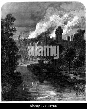 L'incendio del castello di Warwick, 1871. Incisione '...from uno schizzo realizzato sul posto, [che mostra] l'aspetto del mucchio in fiamme del fiume Avon e del ponte, con la Torre di Cesare e la Torre di Guy, che, fortunatamente, non sono stati feriti dalla conflagrazione. Due o tre giorni dopo il disastro, un gruppo di trenta o quaranta operai entrò nelle rovine e, sotto la direzione del capitano Fosberry, l'agente di Lord Warwick, iniziò a rimuovere le molte tonnellate di rifiuti che riempivano le camere desolate. Ci sono ventitré appartamenti distrutti, senza contare la grande sala o la grande scalinata, vicino Foto Stock