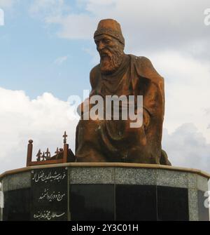 Statua di Rashid al-DIN (1247-1318) ad Hamadan, Iran. Foto Stock