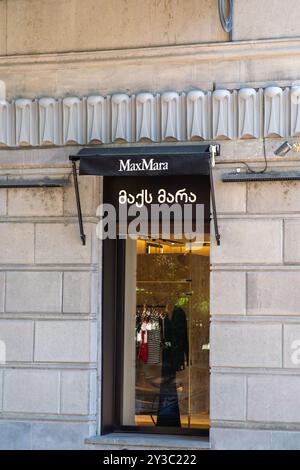 Tbilisi, Georgia - 14 agosto 2024: Vetrina e logo georgiano versione MaxMara, marchio di moda di lusso. Foto Stock