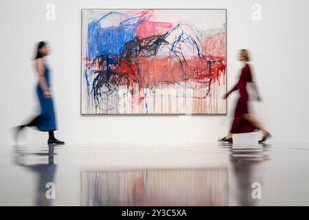 EMBARGO FINO AL 16/09/2024 LONDRA, REGNO UNITO. 13 settembre 2024. Membri dello staff di "Another Place to Live", 2024, in anteprima di "i Follow You to the end", una nuova mostra dell'artista Tracey Emin al White Cube Bermondsey. In mostra nuovi dipinti, una delle sue sculture in bronzo più grandi fino ad oggi, così come il debutto di un nuovo cortometraggio. Lo spettacolo si svolge dal 19 settembre al 10 novembre 2024. Crediti: Stephen Chung / Alamy Live News Foto Stock