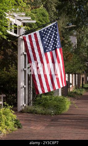 Una bandiera degli Stati Uniti è appesa al sole mattutino fuori dall'ufficio vendite Tryon Palace Ticket a New Bern, Carolina del Nord Foto Stock