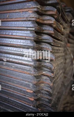 Molte tegole impilate in fienile, ragnatele, primo piano, Vallonia, Belgio, Europa Foto Stock