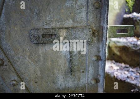 Bunker door Cheneux, seconda guerra mondiale, costruito 1933-1936, Ardenne offensiva, pesante porta intemprata, una catena metallica dell'ex castello è appesa su di esso, la s Foto Stock