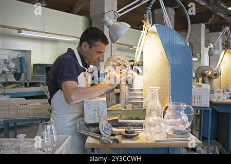 Tagliavetro, 57 anni, al lavoro, fabbrica reale di vetro la Granja de San Ildefonso, Provincia di Segovia, Castiglia e León, Spagna, Europa Foto Stock