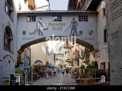 Vicolo nel centro storico di Kufstein con il ristorante Auracher Loechl, dove è stata scritta la famosa canzone Kufstein di Karl Ganzer, Kufstein, Tyr Foto Stock