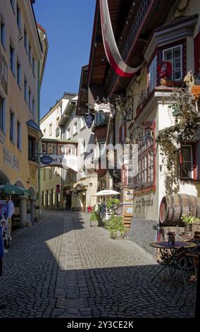 Vicolo nel centro storico di Kufstein con il ristorante Auracher Loechl, dove è stata scritta la famosa canzone Kufstein di Karl Ganzer, Kufstein, Tyr Foto Stock