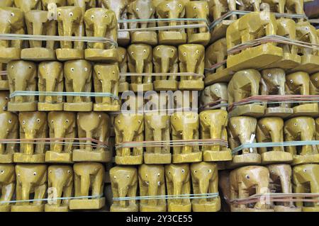 Piccoli elefanti in teak, Santuario di Erawan Bangkok, Thailandia, Asia Foto Stock