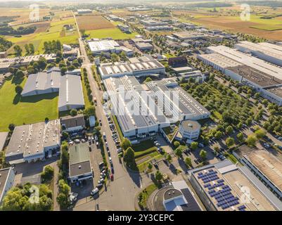 Un'area industriale con diversi edifici, aree verdi e moduli solari, vista dall'alto, l'area industriale di Wolfsberg, Nagold, Foresta Nera Foto Stock