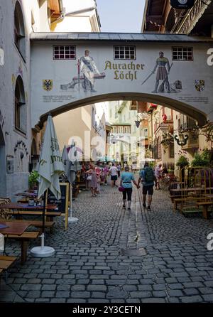 Vicolo nel centro storico di Kufstein con il ristorante Auracher Loechl, dove è stata scritta la famosa canzone Kufstein di Karl Ganzer, Kufstein, Tyr Foto Stock