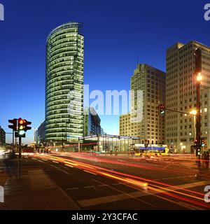 Grattacieli a Potsdamer Platz, incrocio con semafori e tracce luminose di auto, riprese notturne, Berlino, Germania, Europa Foto Stock