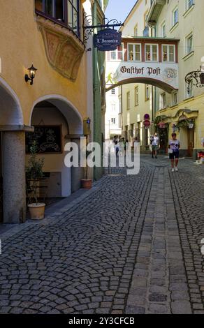 Vicolo nel centro storico di Kufstein con il Gasthof Zur Post, Kufstein, Tirolo, Austria, Europa Foto Stock