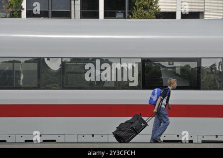 Gita in classe, ICE alla stazione centrale di Stoccarda, Stoccarda, Baden-Wuerttemberg, Germania, Europa Foto Stock