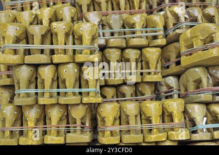 Piccoli elefanti in teak, Santuario di Erawan Bangkok, Thailandia, Asia Foto Stock