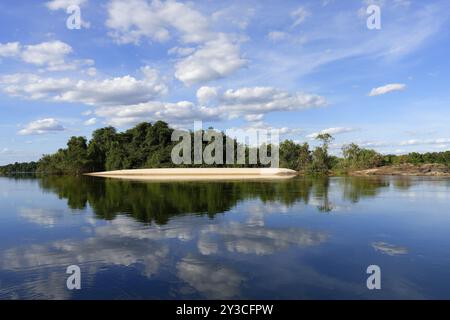 Cielo e alberi che si riflettono nel fiume Juruena, alta Floresta, Amazzonia, Brasile, Sud America Foto Stock