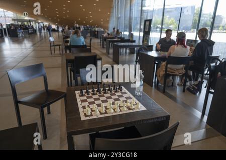 Scacchi su tavolo, piano terra, biblioteca centrale e centro culturale di Oodi, progetto di ala Architects, Helsinki, Finlandia, Europa Foto Stock